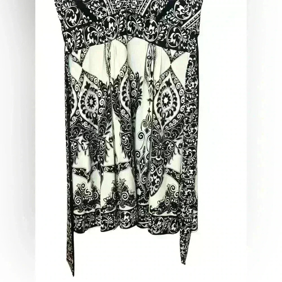 ECI NEW YORK LINED DRESS WITH BLACK AND SILVER EMBELLISHMENTS. Size 6 - Picture 7 of 10